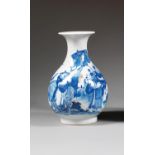 VASE BOUTEILLE en porcelaine, rouge de cuivre et bleu de cobalt sous couverte, monté sur un petit