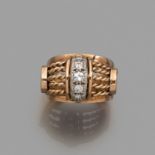 ANNEES 1945BAGUE CHEVALIEREornée d'une ligne de diamants taille brillant sur une résille d'or rose