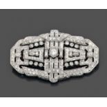 ANNEES 1930GRANDE BROCHE PLAQUEde forme ovale à décor géométrique serti de diamants ronds et