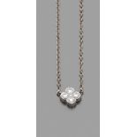 CARTIERPENDENTIF DIAMANTIl est en forme de fleurette pavée de diamants taille brillant. Monture et