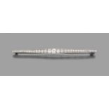 ANNEES 1920LONGUE BARRETTE DIAMANTSElle est richement sertie d'une ligne de diamants taille brillant