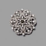 ANNEES 1950BROCHE ROSACEà décor d'arabesques entièrement pavées de diamants taille brillant et