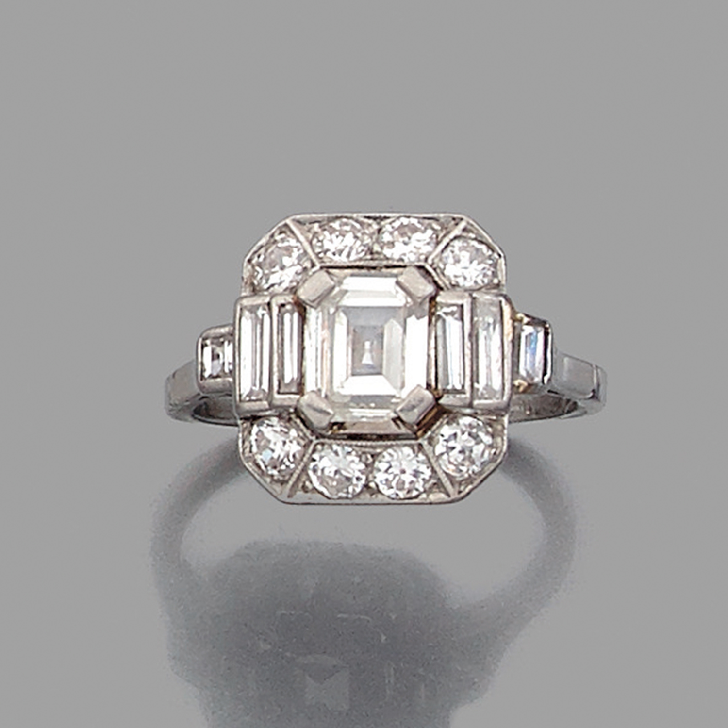 ANNEES 1930BAGUE DIAMANTAu centre un diamant rectangulaire à pans coupés dans des gradins sertis