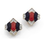 PAIRE DE CLIPS D'OREILLES*de forme losangique soulignés de cabochons de corail et d'onyx. Monture en