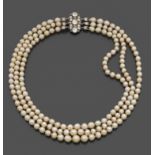 ANNEES 1910IMPORTANT COLLIER PERLES FINESIl est composé de trois rangs de 181 perles fines disposées