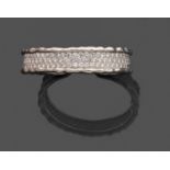 BRACELET DIAMANTSIl est en forme de bracelet rigide ouvert richement pavé de diamants taille