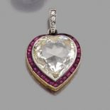 ANNEES 1910PENDENTIF DIAMANT CŒURIl est orné d'un diamant cœur en sertissure dans un entourage de