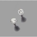 PAIRE DE CLOUS D'OREILLES DIAMANTIls sont ornés d'un diamant taille brillant en châton à griffes.