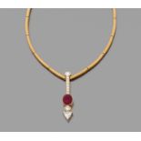 COLLIER FLECHE RUBISLe pendentif est orné d'un rubis ovale en sertissure souligné d'un diamant