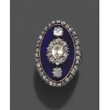 ANNEES 1820GRANDE BAGUE MARQUISEen émail bleu. Elle porte en applique un motif floral serti de