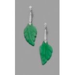 PAIRE DE PENDANTS D'OREILLES JADEIls sont constitués d'une feuille de jade jadeite vert retenue