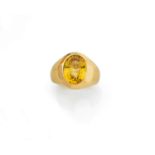 BAGUE SAPHIR JAUNEen forme de jonc en or jaune 18K. Au centre, un saphir jaune ovale en sertissure.