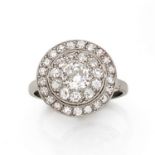 ANNEES 1925BAGUE DIAMANTSElle est de forme ronde entièrement rehaussée de diamants taille brillant
