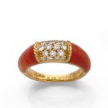 VAN CLEEF & ARPELS ANNEES 1970BAGUE PHILIPPINE CORAIL*Elle est composée d'un pavage de diamants