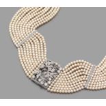 COLLIER DE CHIENIl est composé de dix rangs de perles de culture de diamètre égal. Au centre une