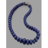 COLLIER TANZANITEIl est constitué de grosses boules de tanzanite disposées en chute. Fermoir en or