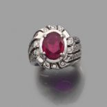 BAGUE CHEVALIERE RUBISElle porte un rubis ovale en sertissure. Monture en or gris 18K à godrons