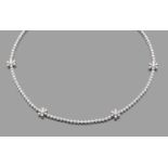 COLLIER DIAMANTsIl présente quatre fleurettes serties de diamants poires sur une ligne de diamants