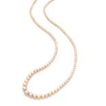COLLIER PERLES FINESIl est composé de 141 perles fines disposés en chute. Fermoir en or et argent