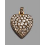 ANNEES 1860PENDENTIF SOUVENIR CŒURIl est pavé de diamants taillés en rose. Monture en or rose 18K et