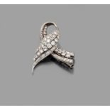 ANNEES 1935BROCHE VOLUTEElle est richement pavée de diamants ronds et taille brillant soulignés de