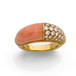 ANNEES 1970BAGUE JONC CORAIL*Elle est ornée d'un pavage de diamants taille brillant d'un côté et