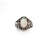 ANNEES 1900BAGUE OPALEElle porte une opale cabochon sur un décor floral serti de diamants taille