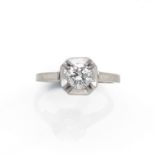 ANNEES 1950BAGUE DIAMANT SOLITAIREElle est ornée d'un diamant taille brillant en châton carré à