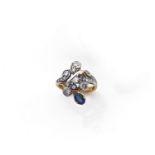 BAGUE A DECOR FLORALElle est rehaussée de diamants taille brillant et d'un saphir ovale.Monture en