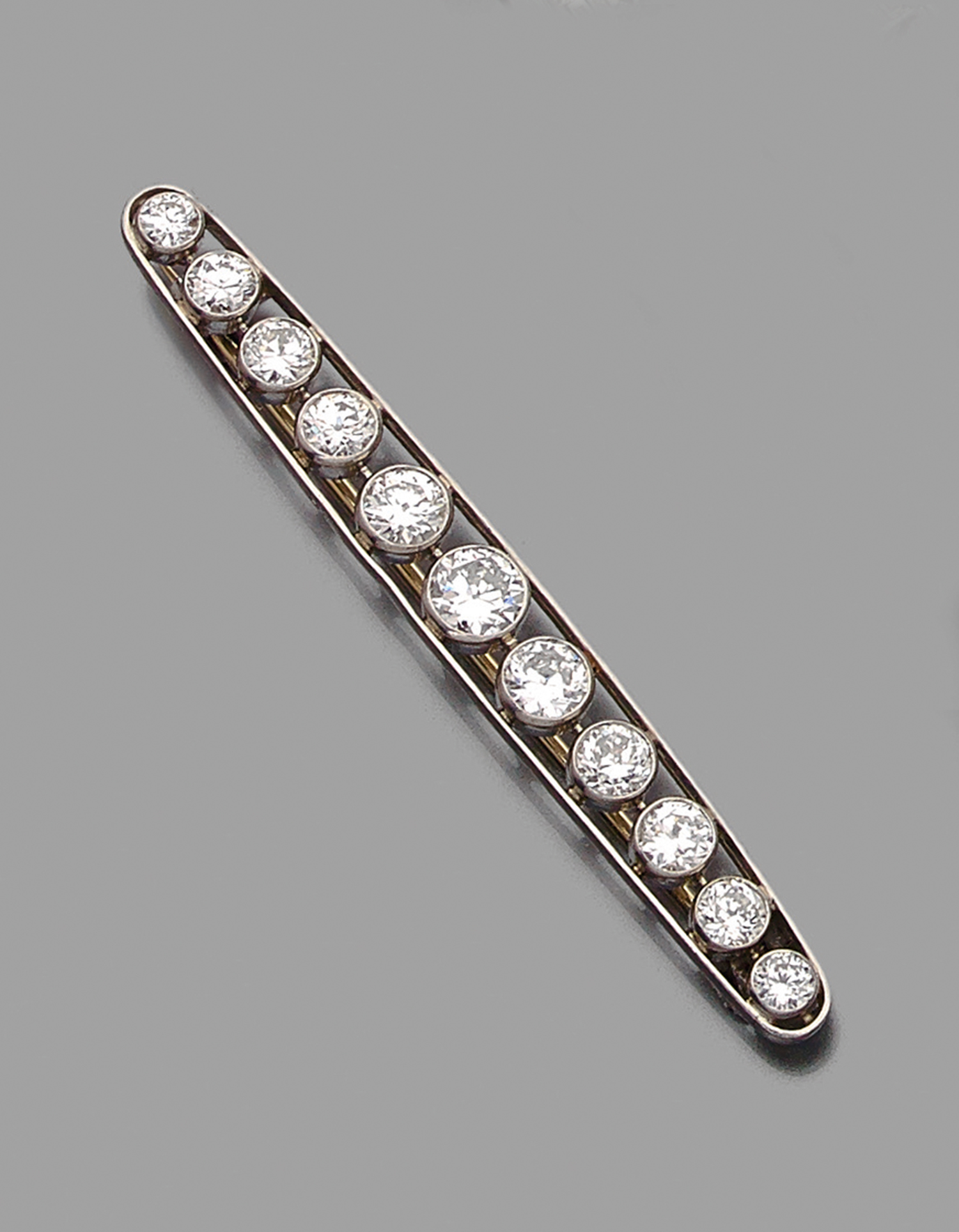 ANNEES 1920BARRETTE DIAMANTElle se compose d'une ligne de onze diamants taille brillant (TA) en