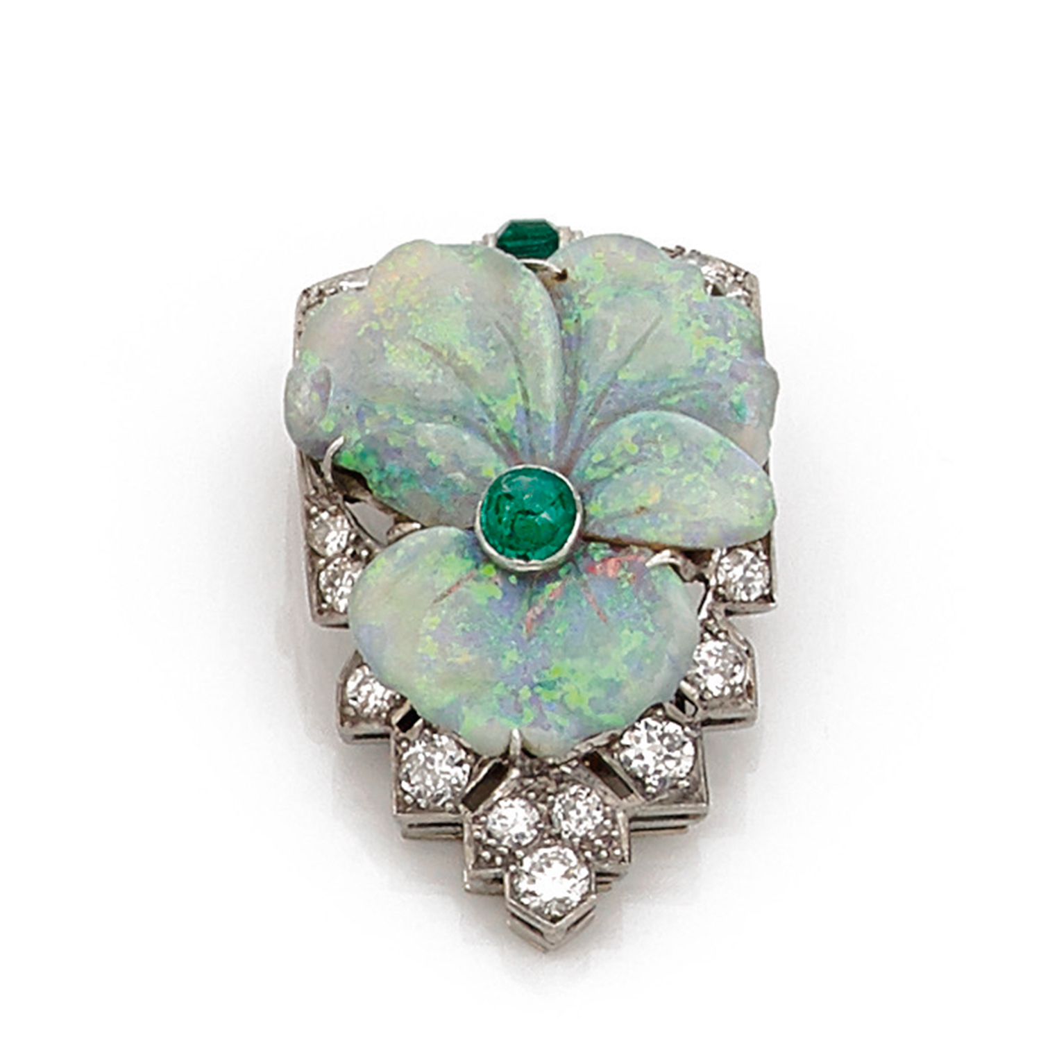ANNEES 1925CLIP DE REVERS OPALELe clip en forme d'écusson porte une pensée en opale sculptée, l'