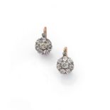 ANNEES 1900PAIRE DE BOUCLES D'OREILLES DORMEUSESElles sont composées de motifs marguerite sertis