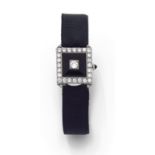 EPOQUE ART DECOBRACELET MONTRE DE DAMEà couvercle orné de diamants taille brillant et d'onyx, cadran