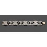 ANNEES 1930BRACELET JOAILLERIEcomposé de quatre motifs rectangulaires articulés et séparés par des