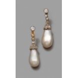 PAIRE DE PENDANTS D'OREILLES PERLES FINESIls sont ornés de perles fines de forme poire. Monture en