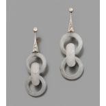 PAIRE DE PENDANTS D'OREILLES JADEIls sont composés de trois anneaux de jade jadeïte gris taillés