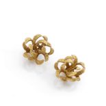 ANNEES 1960PAIRE DE CLIPS D'OREILLES FLEURSIls représentent des fleurs aux pétales en or jaune 18K