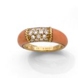 VAN CLEEF & ARPELS ANNEES 1970BAGUE PHILIPPINE CORAIL*Elle est composée d'un pavage de diamants