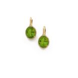 PAIRE DE PENDANTS D'OREILLES PERIDOTIls sont ornés de péridots ovales dans de fins entourages de