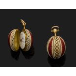 ANONYME VERS 1800 Montre pendentif ovoïde en or jaune et émail. Cadran émail blanc avec index