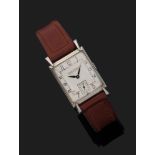 JAEGER LECOULTRE ANNÉES 50 Montre bracelet avec boîtier rectangulaire et anses goutte en acier.