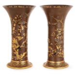 EXCEPTIONNELLE PAIRE DE GRANDS VASES CORNETS Signés Saikyo Inoue Zô. en bronze de patine rousse