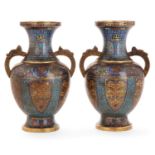 PAIRE DE VASES BOUTEILLES PAR DE CHENG en cuivre doré et émaux cloisonnés polychromes sur fond bleu,