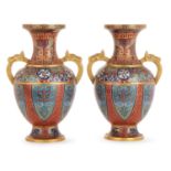 PAIRE DE VASES BOUTEILLES PAR DE CHENG en cuivre doré et émaux cloisonnés polychromes sur fond rouge