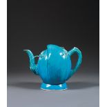 VERSEUSE À ALCOOL, DITE «VERSEUSE SURPRISE» en porcelaine et glaçure bleu turquoise, en forme de