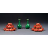 LOT DE CINQ OBJETS comprenant deux pyramides de tomates, en porcelaine et couvertes rouge et