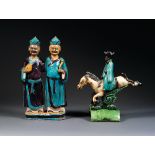 LOT DE DEUX OBJETS DE STYLE MING en terre cuite et glaçure polychrome, deux mandarins en pied,