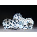 LOT DE ONZE OBJETS en porcelaine et bleu de cobalt sous couverte, à décor de fleurs, paysages animés