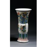 GRAND VASE HUAGU en porcelaine, bleu de cobalt sous couverte et émaux wucai, monté sur un haut