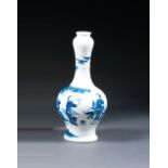 VASE BOUTEILLE en porcelaine et bleu de cobalt sous couverte, monté sur une base élargie, à panse